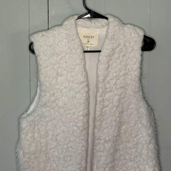 Ashley By 26 International Women's Cream Sherpa Vest - Picture 2 of 4